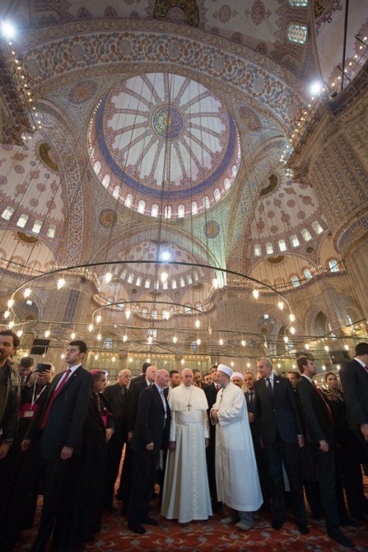 BUILDING BRIDGES. Pope Francis visits Turkey’s Blue Mosque with Mufti Rahmi Yaran on November 29, 2014 in a bid to harness interfaith dialogue to stop terrorism plaguing the Middle East. File photo from Osservatore Romano/AFP 