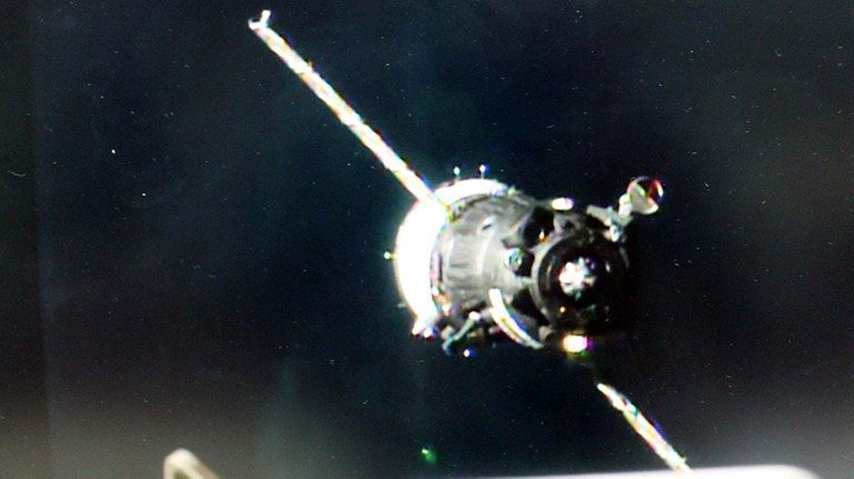 Russian spaceship delivers 3 astronauts to space station