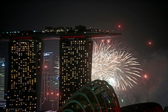HUT SINGAPURA. Kembang api menghiasi langit di belakang Marina Bay Sands dalam peringatan akhir masa 50 tahun Singapura, 8 Agustus 2015. Foto oleh Wallace Woon/EPA 