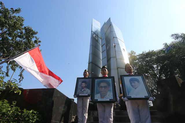 Civitas akademika Universitas Trisakti memberi penghormatan kepada 4 mahasiswanya yang tewas saat Tragedi Mei 1998. Foto oleh Gatta Dewabrata/Rappler 