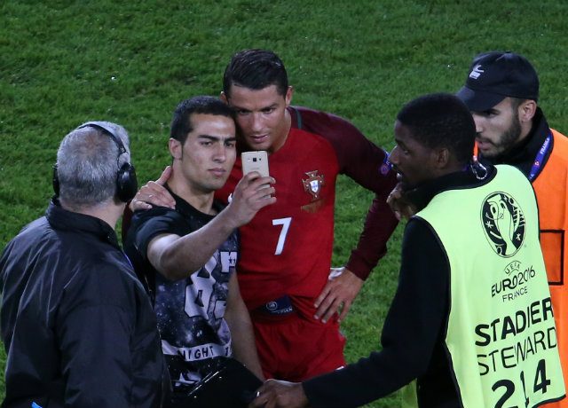 Fan selfie highlights Ronaldo’s frustrating Euro 2016 night