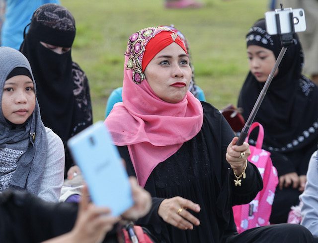 SELFIE. A Filipino Muslim woman takes a selfie as she attends a morning prayers to celebrate 'Eid al-Adha' (Feast of the Sacrifice) at Luneta Park in Manila, Philippines. Photo from EPA 