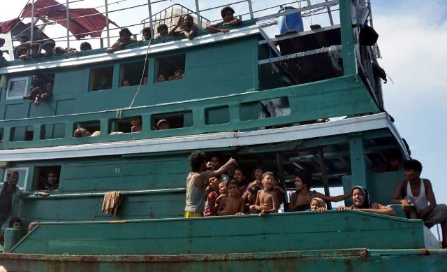 Pengungsi Rohingya asal Myanmar saat terombang-ambing d dekati Pulau Andaman, Malaysia, 14 Mei 2015. Foto oleh EPA.   