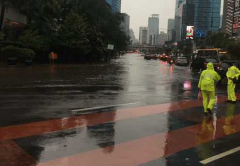 Hujan deras guyur Jakarta, sejumlah ruas jalan terendam
