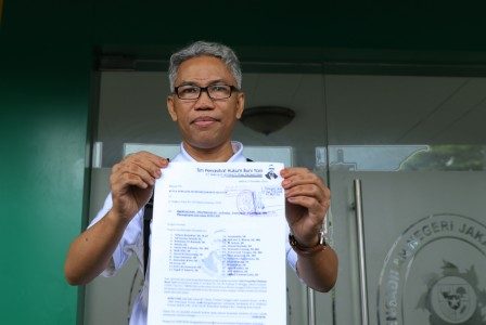 Tersangka kasus dugaan penyebaran kebencian Buni Yani menunjukkan surat permohonan Praperadilan di PN Jakarta Selatan, Jakarta, Senin (5/12). Foto oleh Reno Esnir/ANTARA 