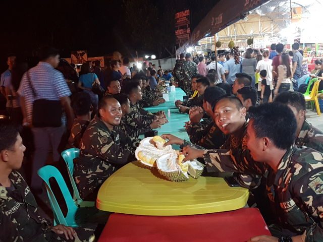 HAVING SOME FRUIT. Philippine soldiers eat durian with the President. Photo from 10th Agila Division 