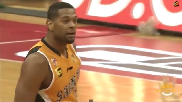 WATCH: Former NBA players behave badly in wild Chinese basketball game
