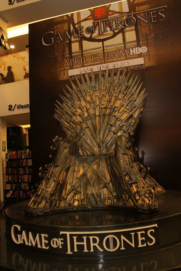 A life-sized replica of the Iron Throne is in Manila. Photo courtesy of HBO Asia. 