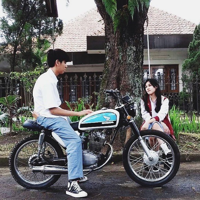 MASALAH. Salah satu adegan saat Dilan dan Milea sepertinya sedang menghadapi masalah. Foto dari Instagram @galerysf  