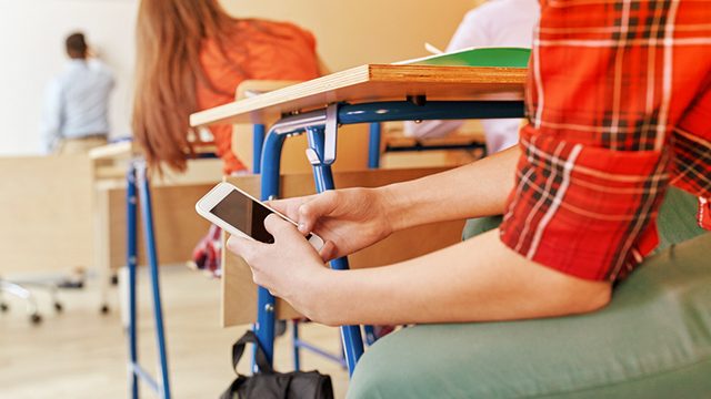 France closes in on phone ban in schools from September