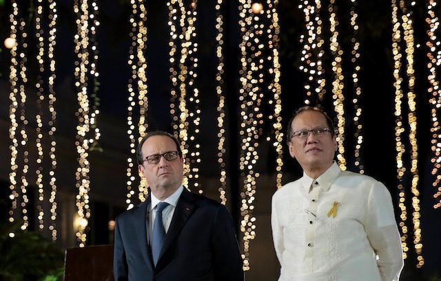 CALL TO ACTION. President Benigno Aquino III and French President Francois Hollande listen while the 'Manila Call to Action on Climate Change' is being read in Malacañang on February 26. Photo by Malacañang Photo Bureau  