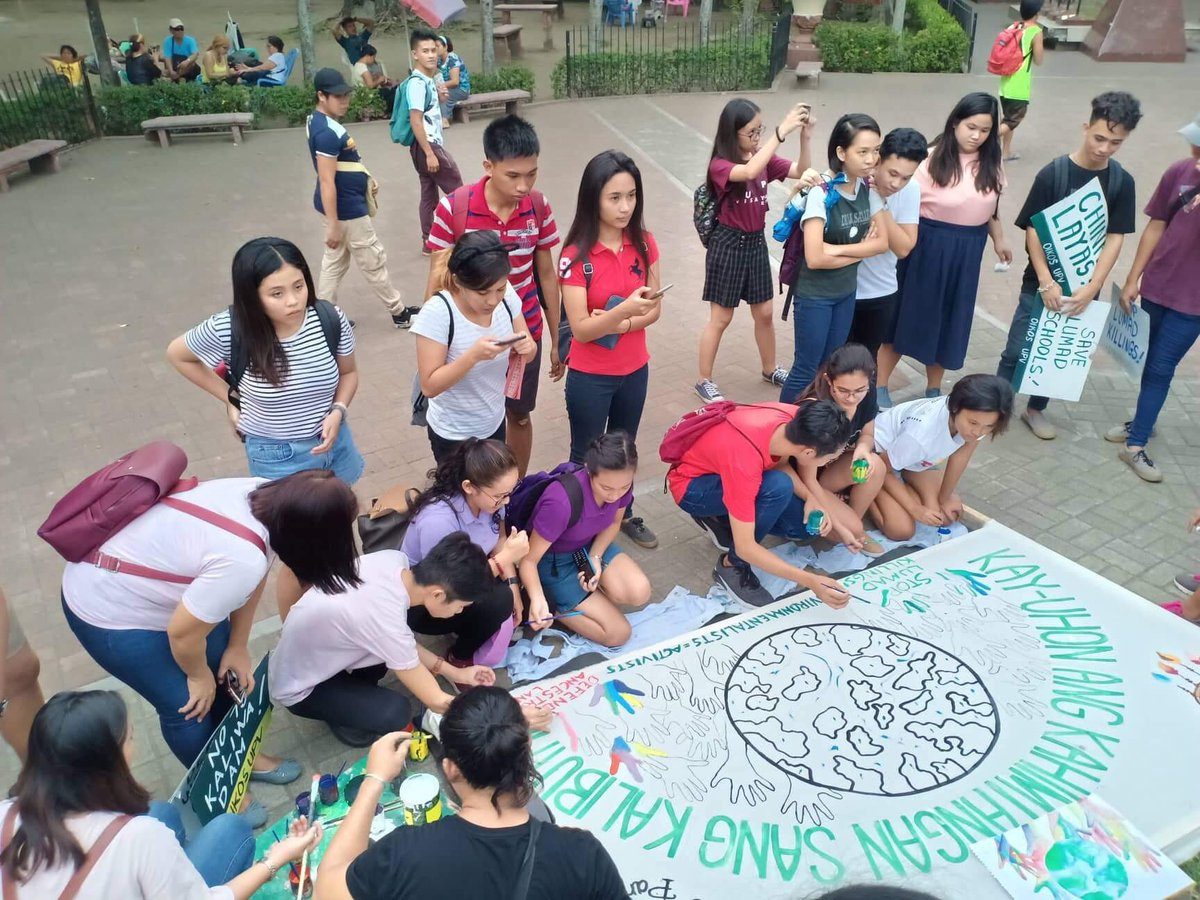 EXPRESSED THROUGH ART. The youth of Iloilo participate in an art workshop organized by local art group Pugad to express their battle for climate justice. Photo by Carl Don Berwin   