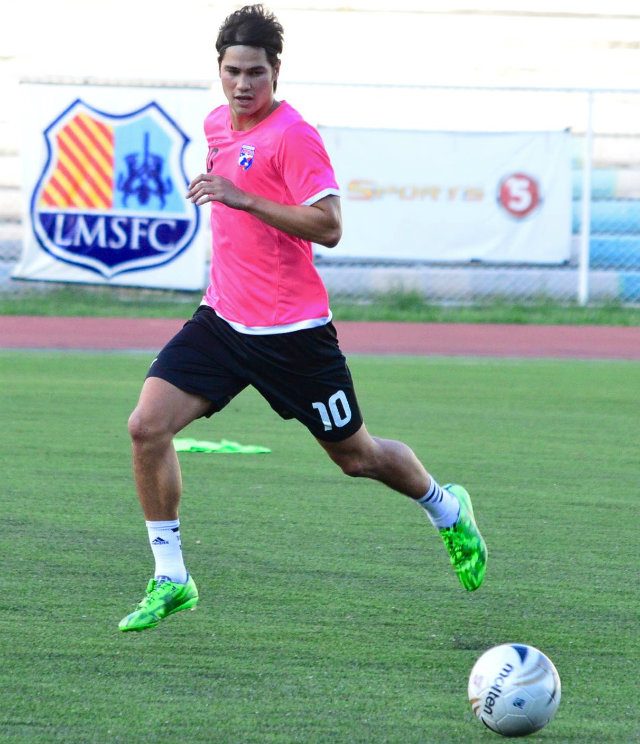 Phil Younghusband fields the ball. Photo by Bob Guerrero 