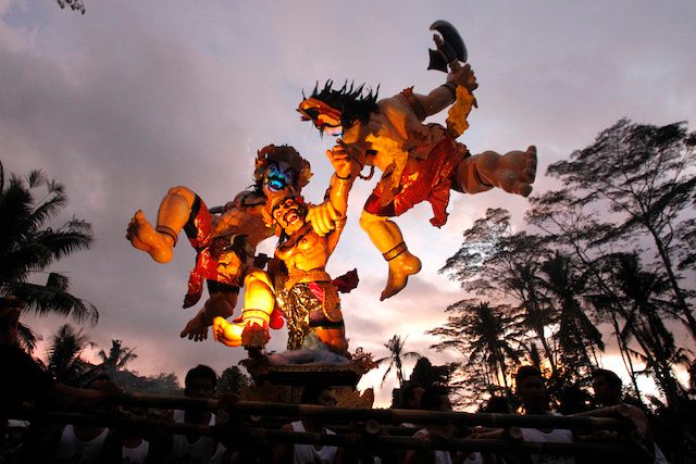 Ogoh-ogoh merepresentasikan "setan" di hari Nyepi di Bali, 10 Maret 2013. Foto oleh Made Nagi/EPA  