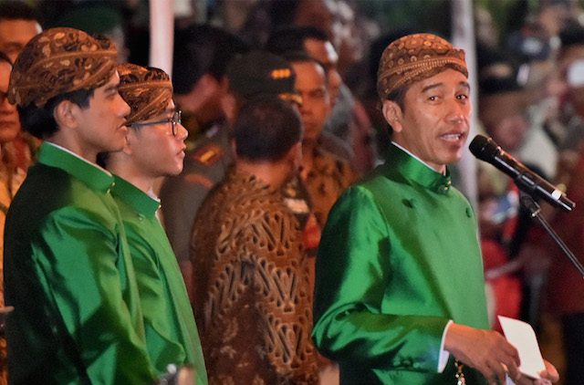 Presiden Joko Widodo memberikan sambutan pada prosesi "seserahan" pernikahan putrinya Kahiyang Ayu dengan Bobby Nasution, di Solo, Jawa Tengah, Selasa (7/11). ANTARA FOTO/R. Rekotomo/foc/17. 