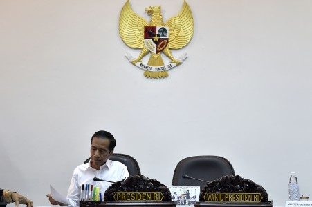 Presiden Joko Widodo membaca berkas sebelum memimpin rapat tentang evaluasi Tingkat Komponen Dalam Negeri di Kantor Presiden, Jakarta, Selasa (1/8). FOTO oleh Puspa Perwitasari/ANTARA 