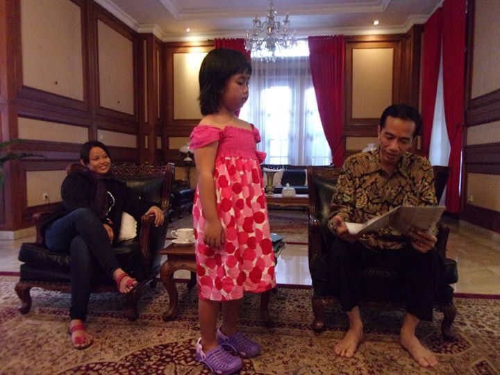 Jokowi mengundang keluarga Wiji Thukul semasa menjabat sebagai gubernur DKI Jakarta. Foto oleh Wahyu Susilo 