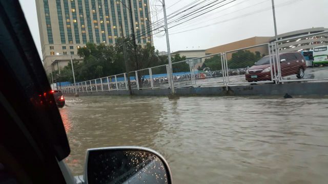FLOODING. A popular mall is flooded in Cebu City. Photo by Marjorie Gajudo 