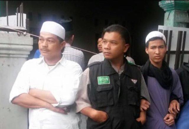 Anggota FPI menghalangi jemaat Ahmadiyah masuk ke dalam Masjid An-Nur. Foto dari JAI 