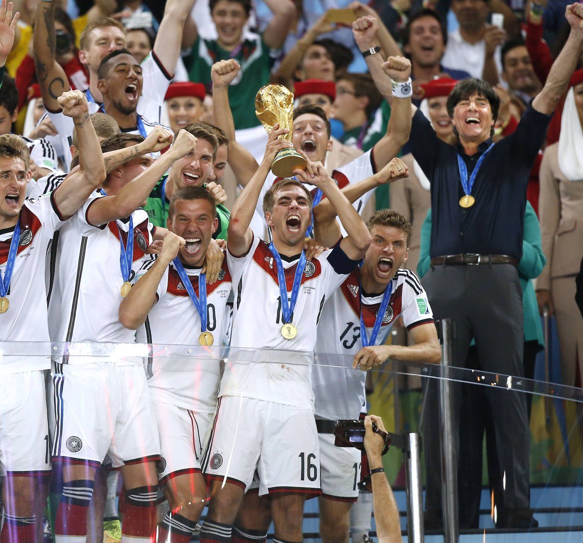 WELTMEISTER. Mantan kapten timnas Jerman Philipp Lahm menjuarai Piala Dunia 2014. Foto dari Twitter/FCBayernEN 