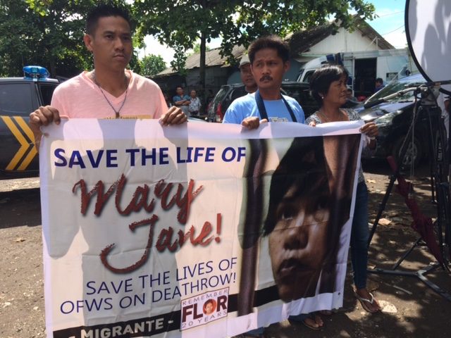 DESPERATE PLEA. Mary Jane Veloso's mother Celia, brother Christopher (center) and ex-husband Michael Candelaria make an emotional appeal in Cilacap on Monday, April 27. Photo by Jet Damazo-Santos/Rappler  