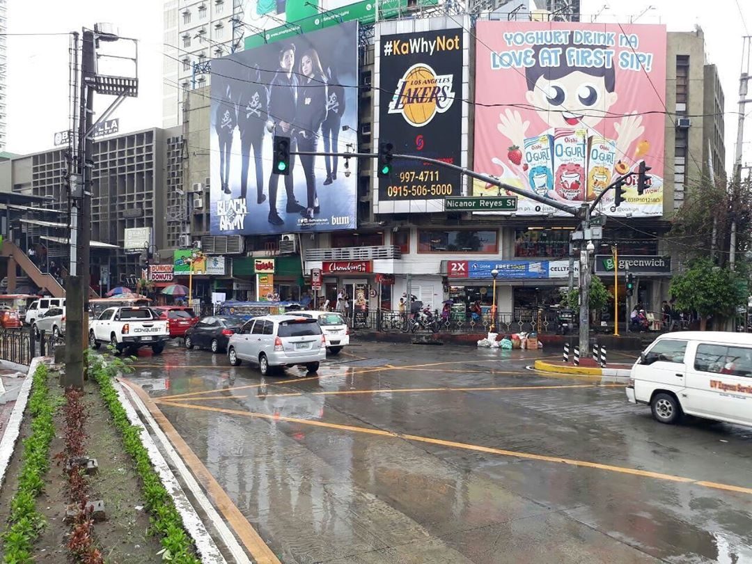 EXCITED. Lakers fans lobby for Kawhi Leonard to sign with the purple and gold with a billboard along España boulevard in Manila. Photo from Carlo Singson's Instagram (@singsoncarlonba)  