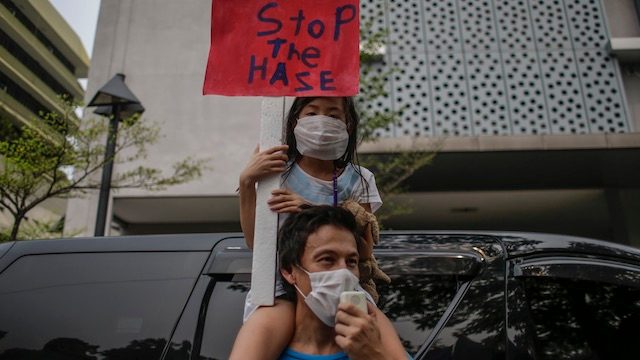HENTIKAN KABUT.  Para pengunjuk rasa di Malaysia menuntut tindakan dari Presiden Indonesia Joko Widodo untuk mengambil tindakan mengatasi kabut asap.  Foto dari EPA 