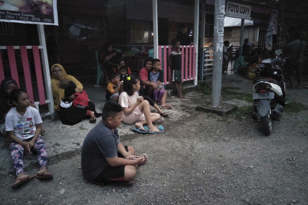 1 dies, hundreds evacuate after magnitude 7.3 quake in Indonesia