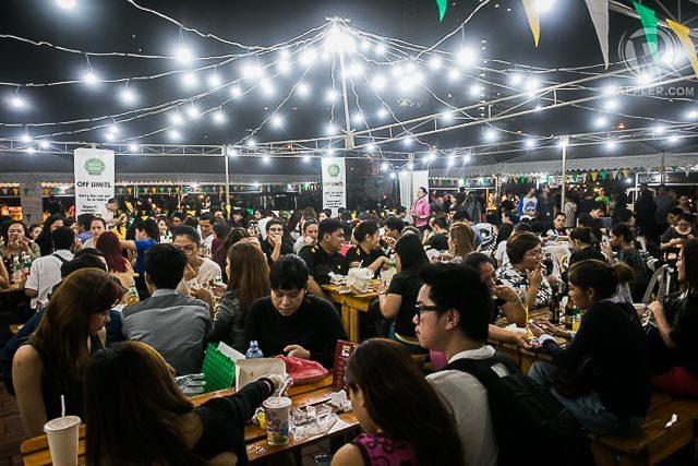 HUNGRY. A congregation of hungry diners at Mercato Centrale. All photos by Manman Dejeto/Rappler   