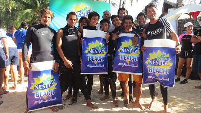 READY TO DIVE. Volunteer coastal cleaners pose for a pre-dive photo during Nestea’s Love the Beach event. Photo from NESTEA® Philippines' Facebook page  