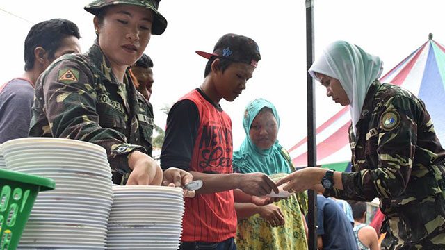 Soldiers set up mobile kitchen to serve Marawi evacuees