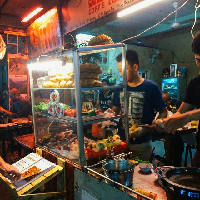 Penjual Banh Mi di jalan di Vietnam.  Foto oleh Andrea Javier 