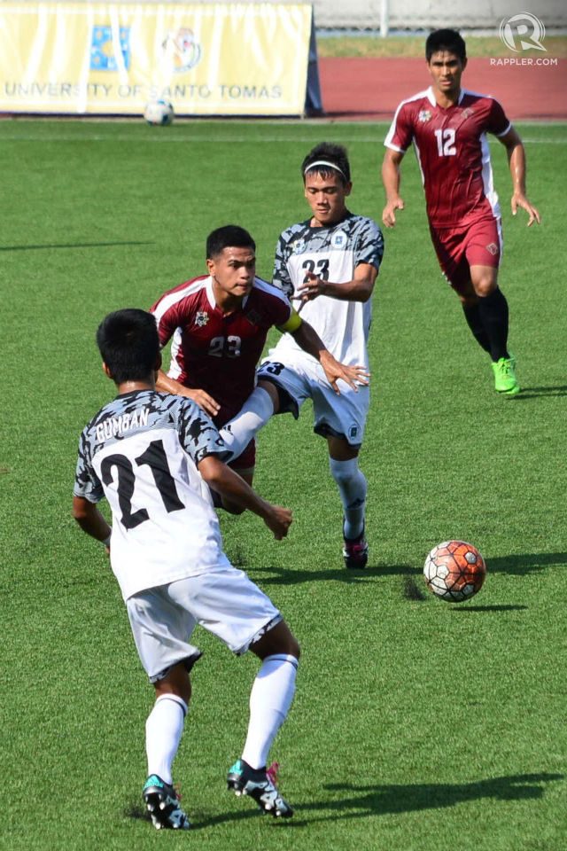 DISHING. Daniel Gadia (center), made a case for an MVP selection with two assists. Photo by Bob Guerrero/Rappler 