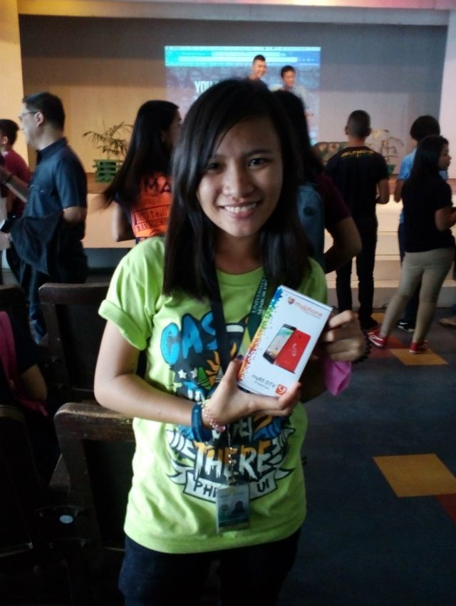 STORYTELLING. Annie Rafio of PHINMA University of Iloilo says she will use her new phone to spread the right information. Photo by Abigail Abigan/ Rappler 