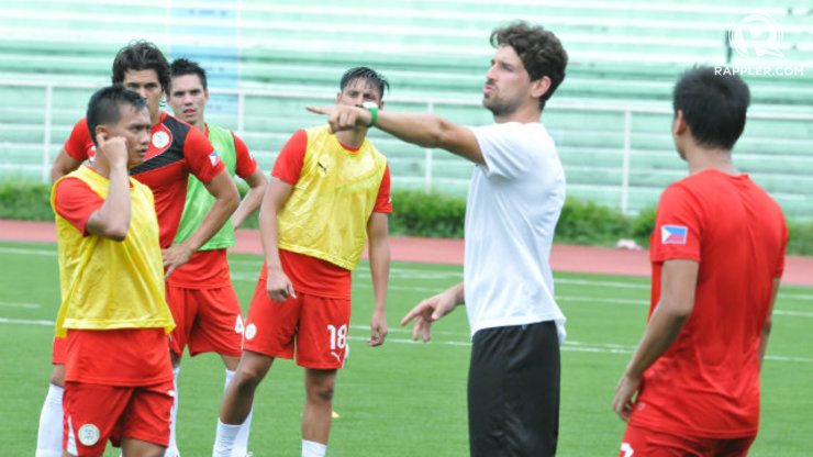 New Azkals assistant coach Sebastian Stache of Germany calls out plays as the Greatwich brothers Chris and Simon, plus Chieffy Caligdong and Charley Pettys observe