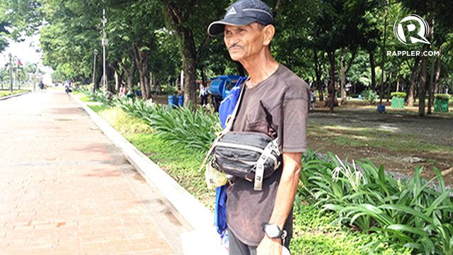 SOURCE OF INCOME. Manong Rudy makes a living by taking photos at Luneta Park. Photo by Jodesz Gavilan/Rappler