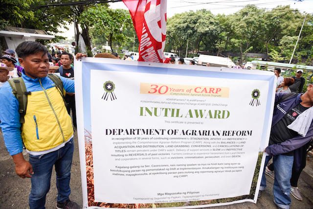 USELESS. Farmers slam DAR for being unable to distribute more land for farmers. Photo by Maria Tan/Rappler   