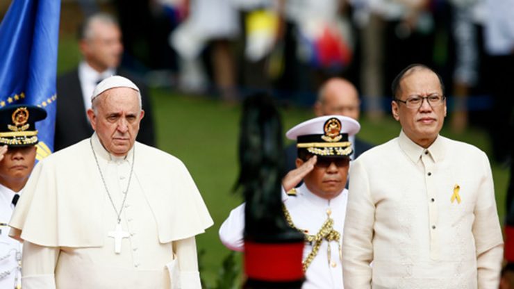 Netizens praise Pope, hit Aquino over speeches
