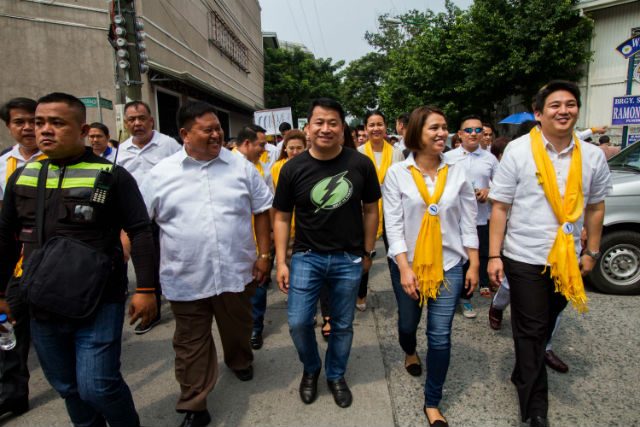 LP TANDEM. Kid Peña walks from Makati Coliseum to the Commission on Elections' office in Makati with running mate Karla Mercado to file their COCs on October 12. Photo by Mark Saludes/Rappler 