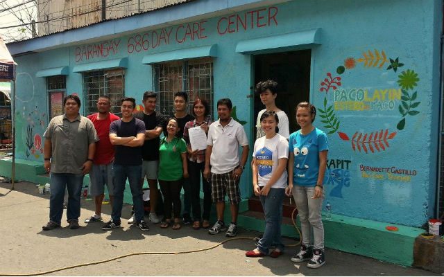 FOR THE KIDS. Erwin Yaptangco (6th from left) and his group pose in front of the day care center in Barangay 686 during the turnover of the toy library. 