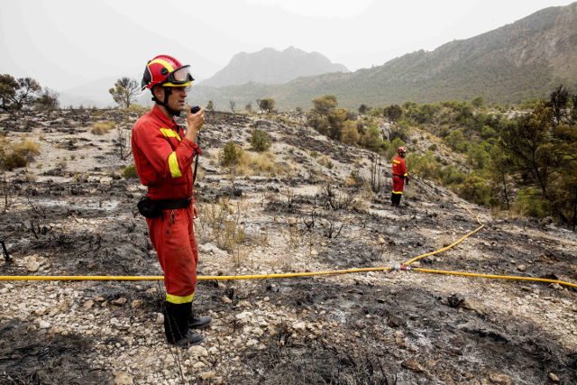Firefighters battle a hundred wildfires in Spain