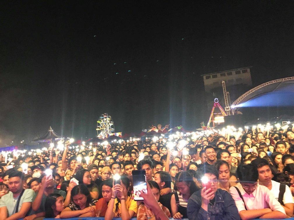 LIGHT. The UP Fair attendees turn on their mobile flashlights to express support for Maria Ressa and Rappler. Photo by Kurt Dela Peña/Rappler 