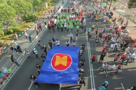 Sejumlah peserta Parade ASEAN 50 melakukan kirab di Kawasan Thamrin, Jakarta, Minggu (27/8). FOTO oleh Muhammad Adimaja/ANTARA 