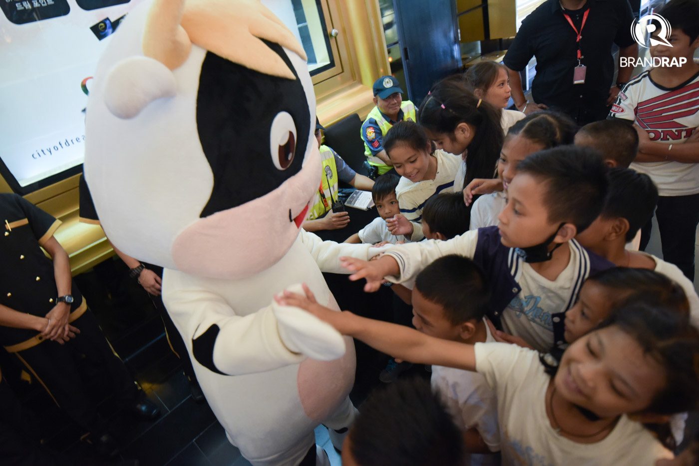 IN PHOTOS: Liza Soberano spends a fun afternoon with Bantay Bata 163 kids