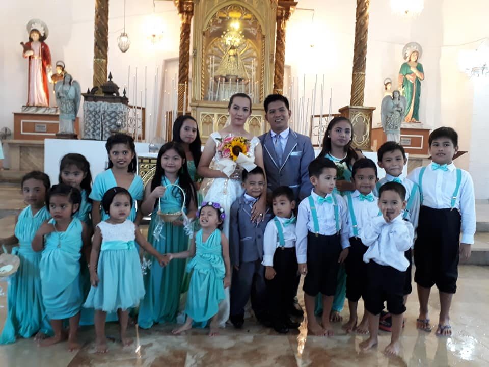 KIDS. Even the children are game for photo ops amid the floods inside the church. Photo from Tere Bañarez Bautista   
