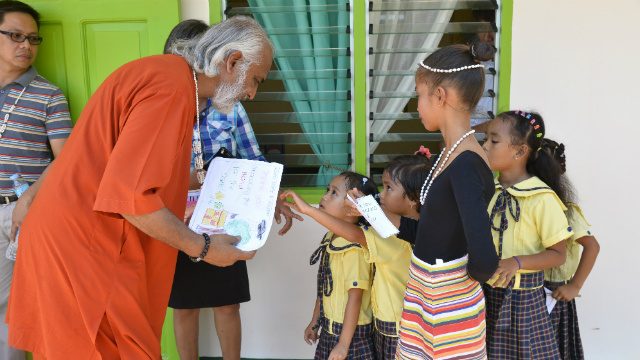 THANK YOU. Students of Lipata-Lamputong Elementary School give thank you letters to ETW member Swami Ramakrishnananda Puri.   