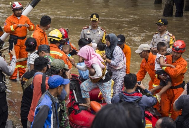 EVAKUASI. Petugas mengevakuasi warga yang terjebak banjir di RT 001 RW 02 Kelurahan Bukitduri, Tebet Jakarta, Kamis, 16 Februari. Foto oleh Aprilia Akbar/ANTARA 