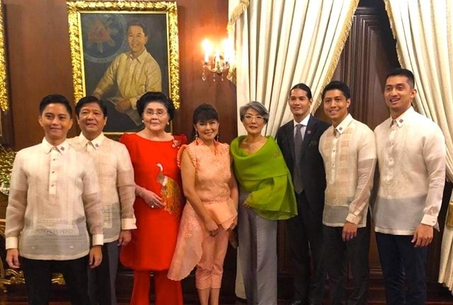 FAMILY PICTURE. The Marcoses in front of the portrait of their patriarch in Malacañang after Senator Imee Marcos (4th from left) and Ilocos Norte Governor Matthew Manotoc (right) took their oath before President Rodrigo Duterte. Photo from Imee Marcos' Twitter page