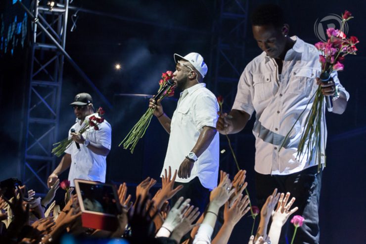 ROMANTIC MOMENT. Boyz II Men giving out flowers during one of their song numbers. Photo  by Manman Dejeto/Rappler