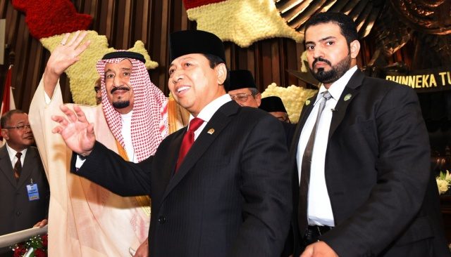 LAMBAIKAN TANGAN. Raja Arab Saudi, Salman bin Abdulaziz melambaikan tangan kepada tamu di DPR yang menyapanya usai menyampaikan pidato singkat pada Kamis, 2 Maret. Foto diambil dari akun Twitter @DPR_RI 
